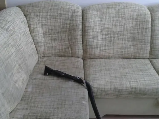 Tepovanie rohovej sedačky v Bratislave: svetlozelená melírovaná sedačka a hadica s násadou ležiaca na sedáku