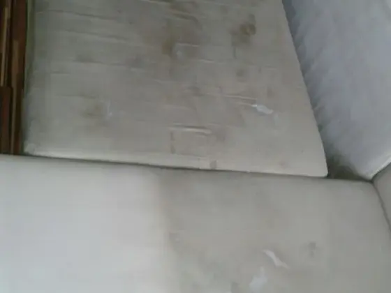 Čistenie sedacej súpravy zhora, dolný sedák svetlejší ako horný, na ňom viditeľné drobné stopy