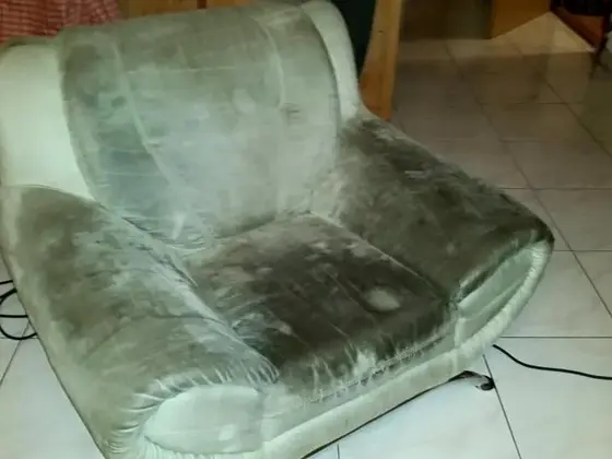 Čistenie kresla v sivozelenej látke s tmavými miestami na sedáku a opierkach, dlaždicová podlaha