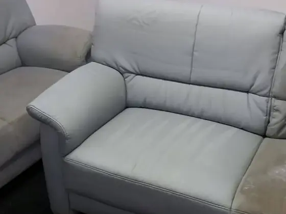 Čistenie koženej sedačky v Bratislave, sivomodré kreslo a časť sedacej súpravy s tmavšími miestami na sedáku