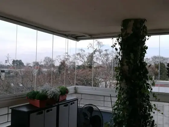 Čistenie presklenia: zasklená terasa s brečtanom na stĺpe, ventilátor a skrinka na veci