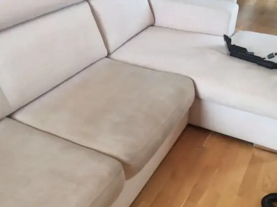 Tepovanie rohovej sedačky: tmavší stredný sedák a hubica na ležadle pred tepovaním
