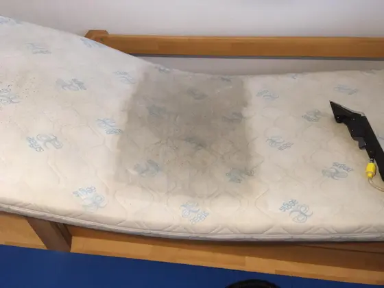 Čistenie matraca v Bratislave: hubica vpravo hore, tmavší pás v strede a bodky na ľavej strane