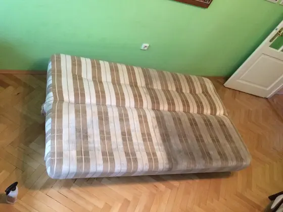 Čistenie rozkladacej pohovky s pásikavým poťahom: pravá polovica tmavšia ako ľavá