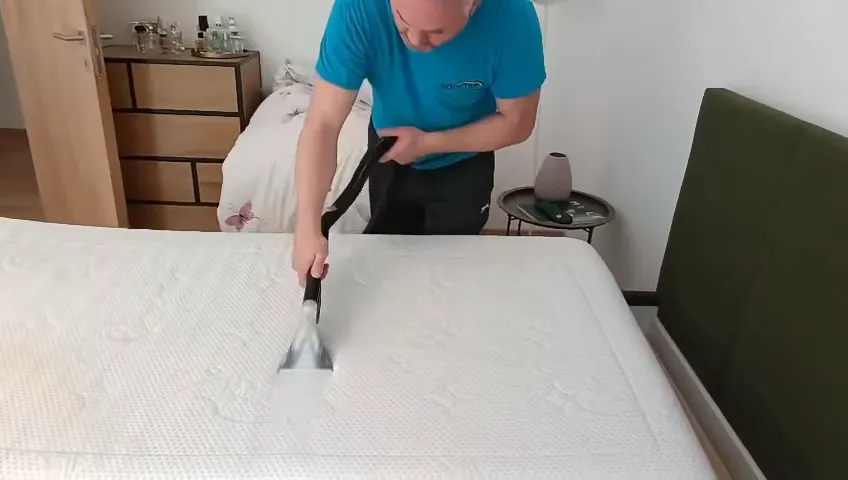 Video: pracovník BODYTEP tepuje matrac na posteli v spálni