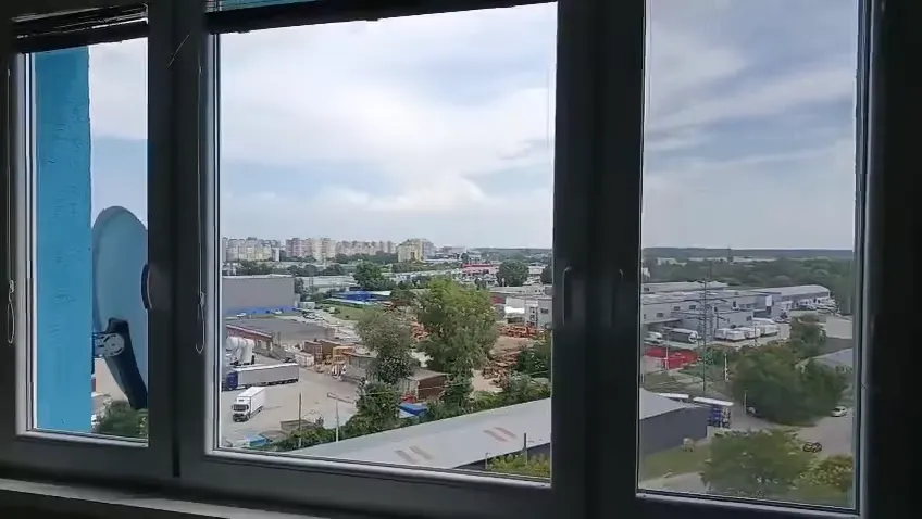 Video: okná so zašpinenými sklami a rámami, potom tie isté okná umyté