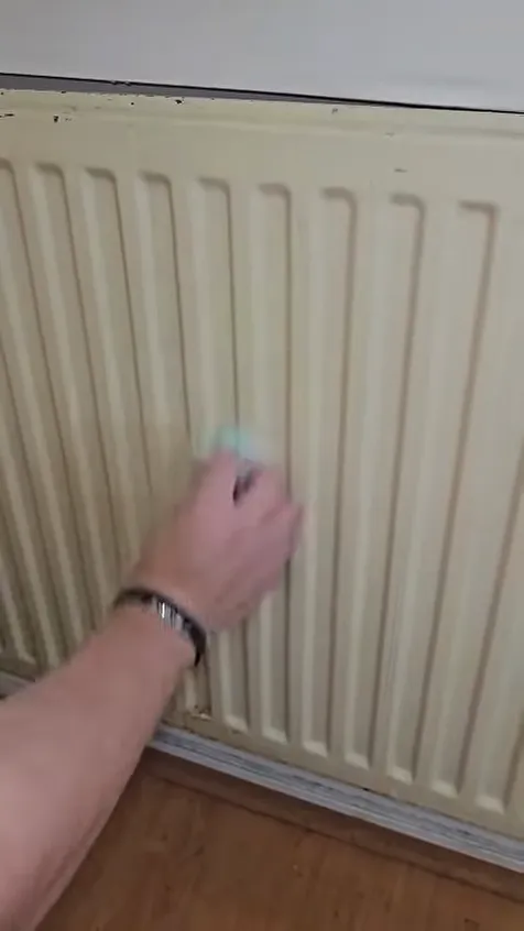 Video: pracovník utiera handrou rebrá radiátora