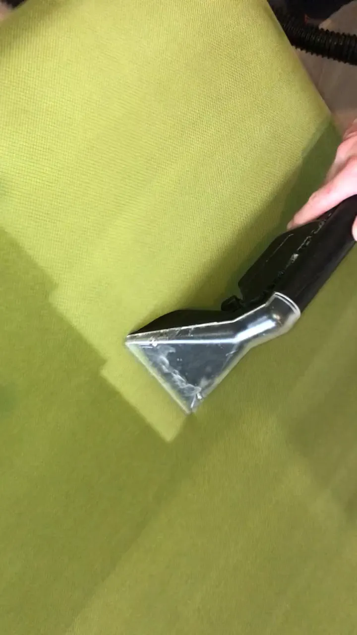 Video: ručná hubica tepovača prechádza po zelenom látkovom poťahu sedačky