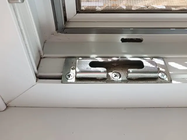 Detail čistého spodného rámu okna s kovaním po čistení