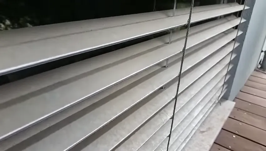 Video: lamely vonkajšej hliníkovej žalúzie zblízka pred umytím